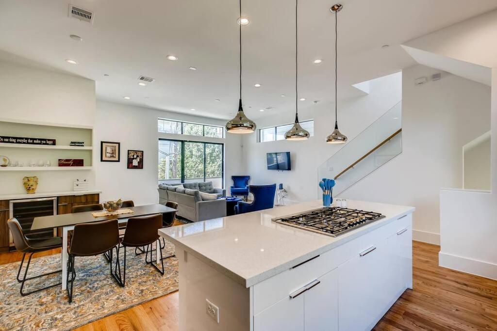 4 Story Home Mins To Downtown Houston With City Views Εξωτερικό φωτογραφία